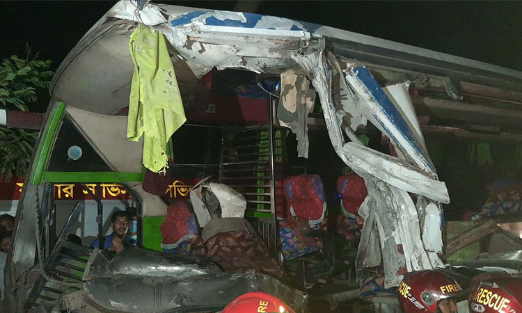 দাঁড়িয়ে থাকা ট্রাকে বাসের ধাক্কা, নিহত ৫