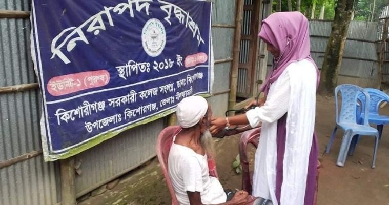 শোক দিবসে বৃদ্ধাশ্রমে বঙ্গবন্ধু আনন্দ আশ্রম সেবা'র খাবার বিতরণ