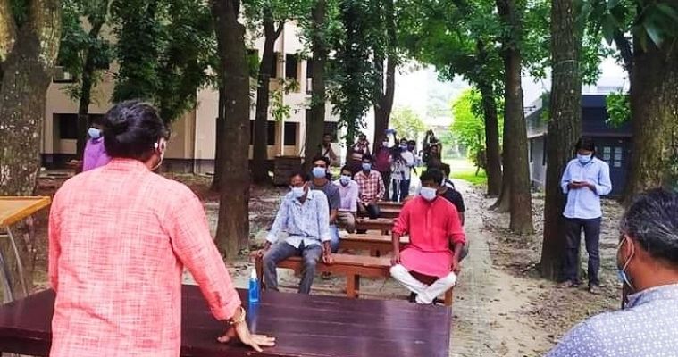 বিশ্ববিদ্যালয় খোলার দাবিতে রাবিতে গাছতলায় প্রতীকী ক্লাস