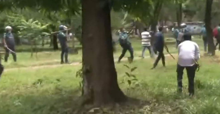 চন্দ্রিমা উদ্যানে বিএনপি নেতাকর্মীদের সঙ্গে পুলিশের ধাওয়া-পাল্টা-ধাওয়া