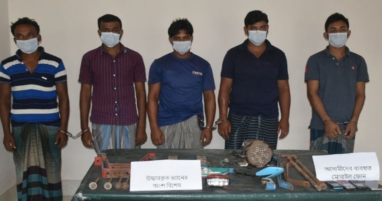 পাঁচদিনেই ভ্যানচালক হত্যার রহস্য উন্মোচন করলো সালথা পুলিশ