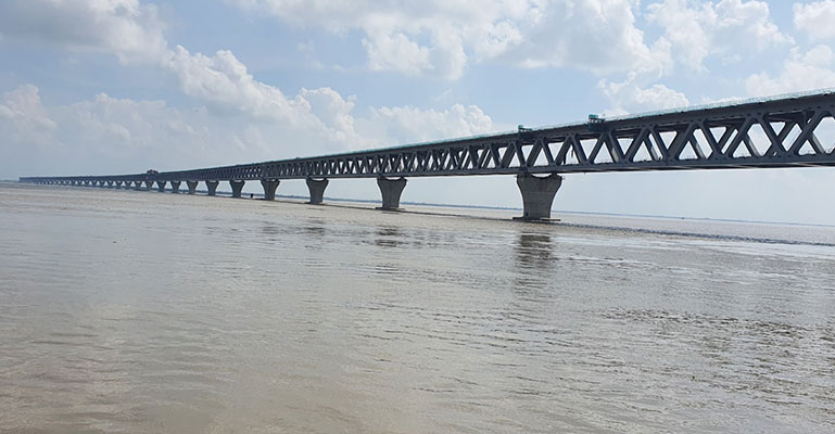 পদ্মা সেতুতে বসছে শেষ স্ল্যাব, রূপ পাচ্ছে সড়কপথ