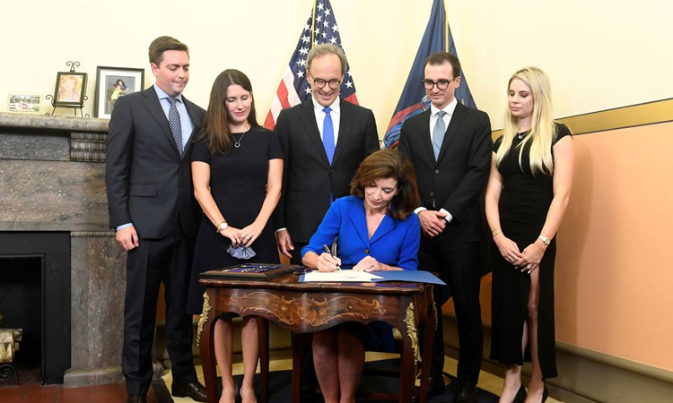 ২৩৩ বছরের ইতিহাস ভেঙে শপথ নিলেন ক্যাথি