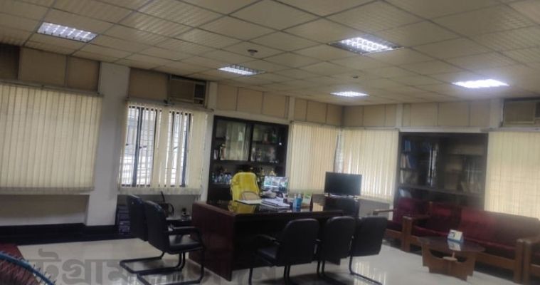 চবির ফাইন্যান্স বিভাগে ১০ বছরেও টাঙানো হয়নি বঙ্গবন্ধু ও প্রধানমন্ত্রীর ছবি