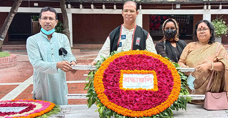 বঙ্গবন্ধুর সমাধিতে বাংলাদেশ ব্যাংকের নির্বাহী পরিচালকের শ্রদ্ধা
