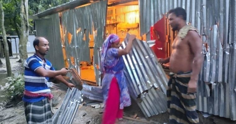 ফরিদপুরে আধিপত্য বিস্তারকে কেন্দ্র করে ৮ বাড়িতে ভাংচুর ও লুটপাট