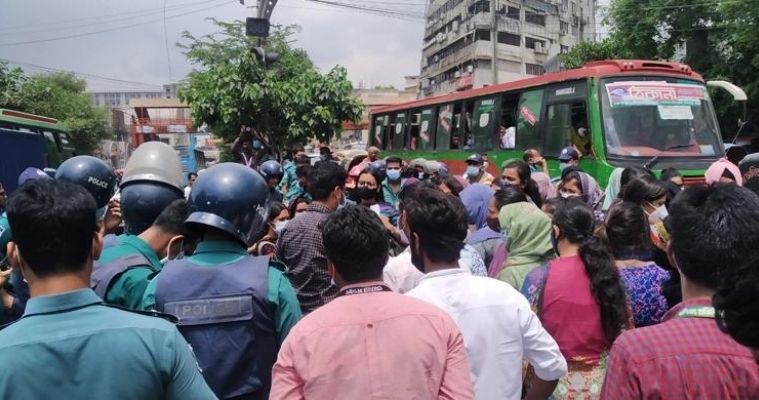 চার দাবিতে নীলক্ষেত মোড় অবরোধ করেছে সাত কলেজের শিক্ষার্থীরা