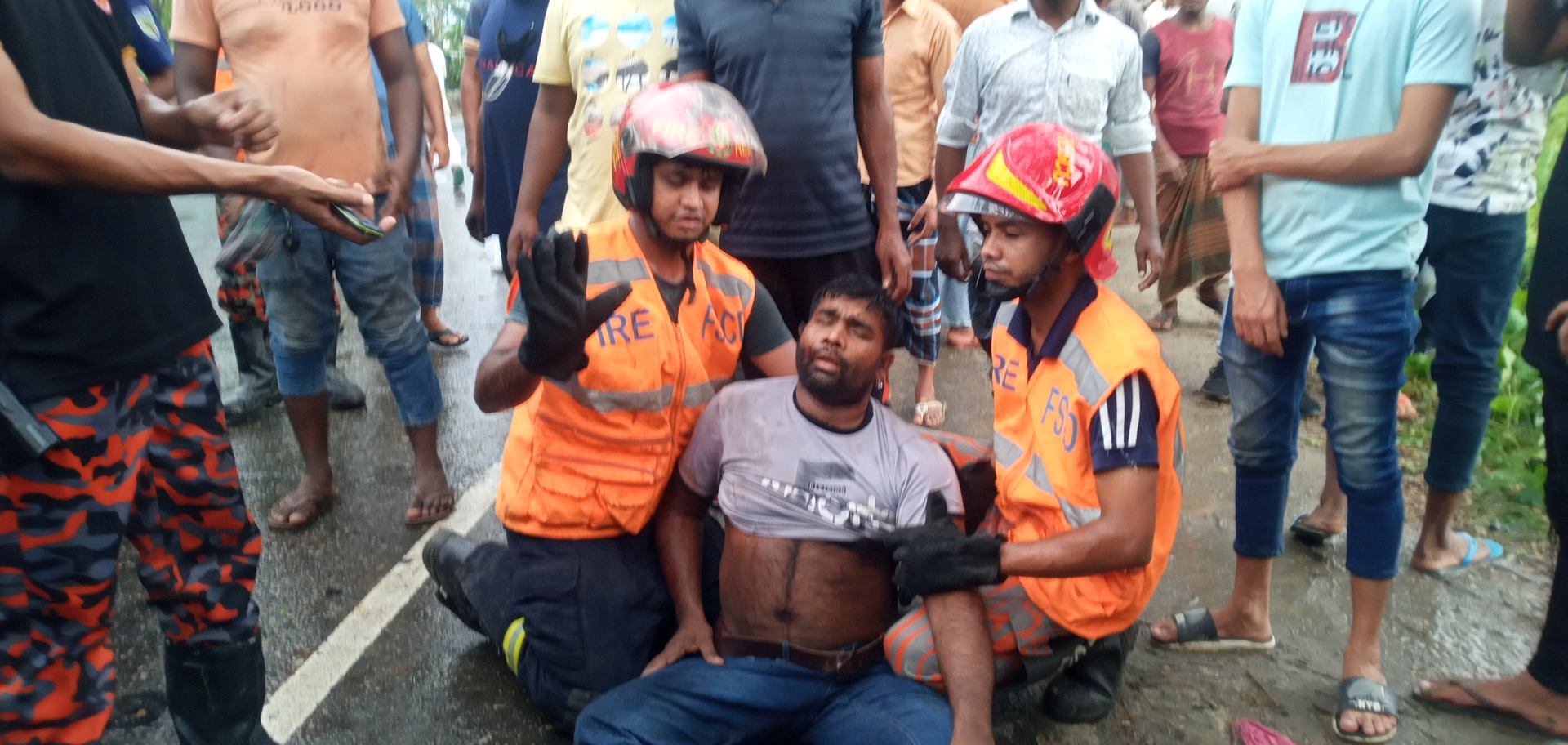 গজারিয়ার প্রাইভেটকার নিয়ন্ত্রণ হারিয়ে তিনজন আহত