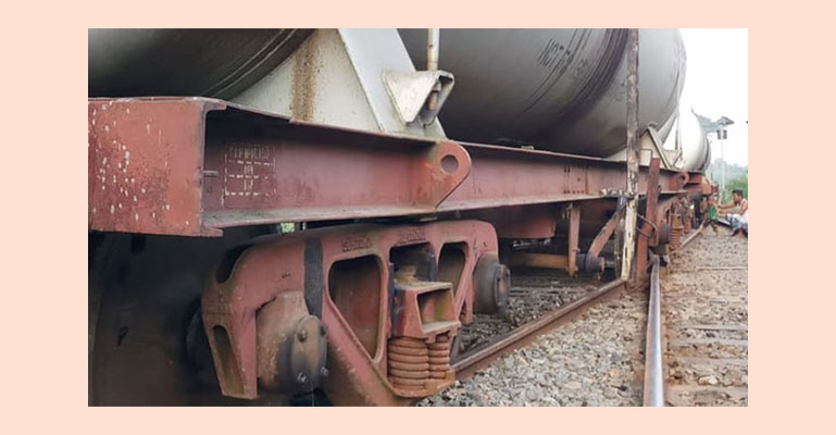 তেলবাহী ট্রেন লাইনচ্যুত, খুলনার সঙ্গে রেল যোগাযোগ বন্ধ