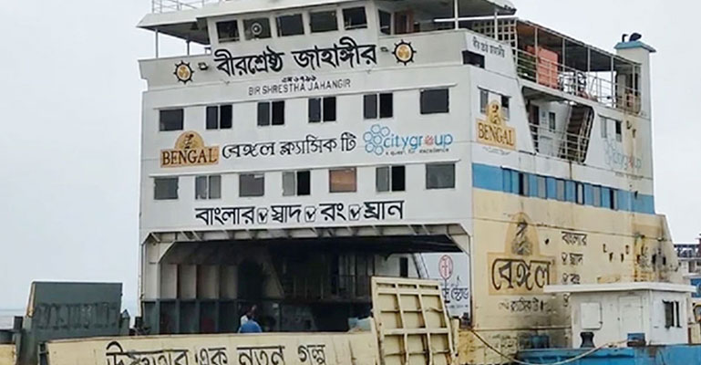 পদ্মা সেতুর স্প্যানে ফেরির ধাক্কা