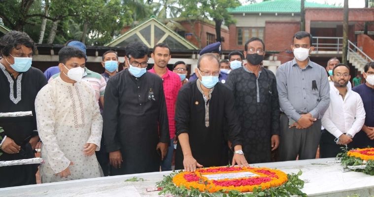 বঙ্গবন্ধুর সমাধিতে রাবি উপাচার্যের শ্রদ্ধা নিবেদন