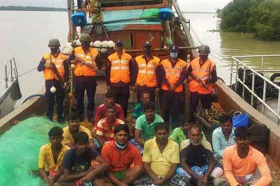 বঙ্গোপসাগর থেকে মাছ ধরার ট্রলারসহ ১৩ ভারতীয় জেলে আটক