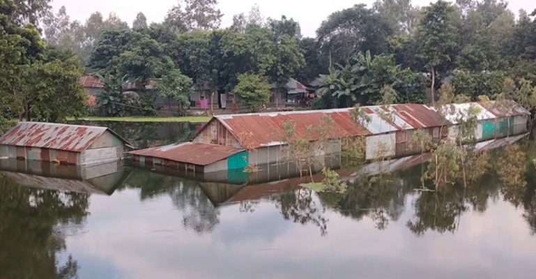 সিরাজগঞ্জে বন্যায় লক্ষাধিক মানুষ পানিবন্দী