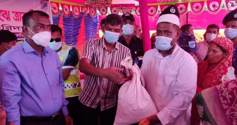 ফরিদপুরে নদী ভাঙ্গনে ক্ষতিগ্রস্থদের মাঝে পুলিশ সুপারের ত্রাণ বিতরণ