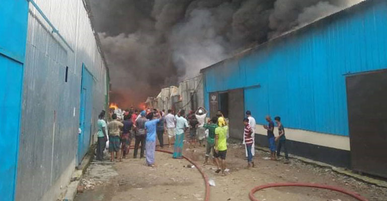 পূবাইলের মাজুখানে ‘ঝুট গুদামে’ ভয়াবহ আগুন