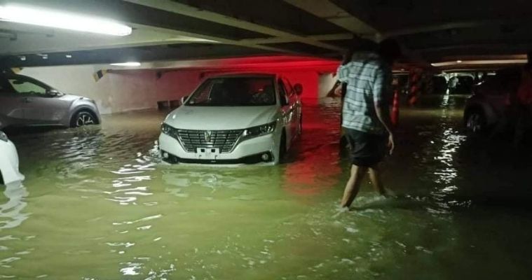 মোংলায় জাহাজের মধ্য পানিতে ডুবছে আমদানিকৃত গাড়ি