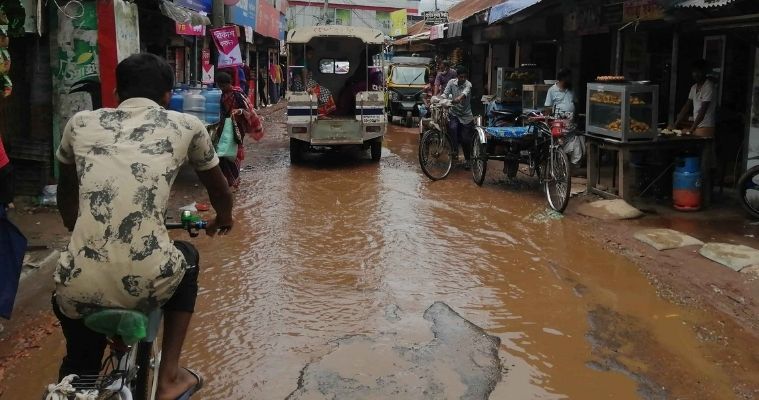 টুঙ্গিপাড়ায় গুরুত্বপূর্ণ দেড় কি.মি. সড়ক খানা-খন্দে ভরা