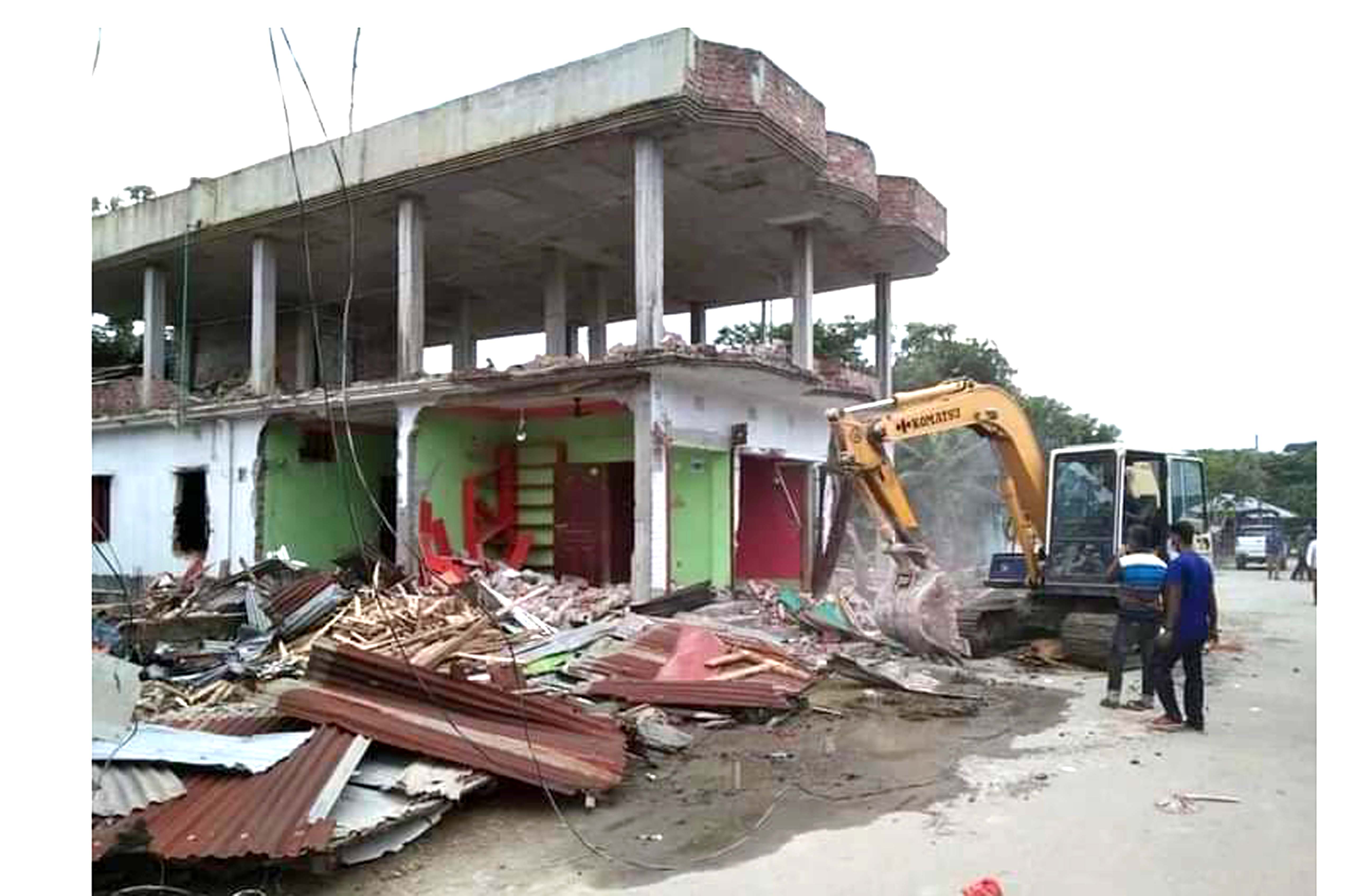 বরগুনায় ১২৩টি অবৈধ স্থাপনা উচ্ছেদ করলো জেলা প্রশাসন