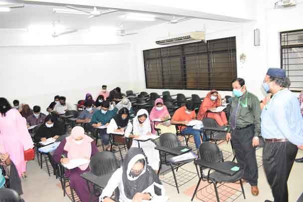 বিডিএস প্রথম বর্ষের ভর্তি পরীক্ষা পরিদর্শনে বিএসএমএমইউ’র ভিসি