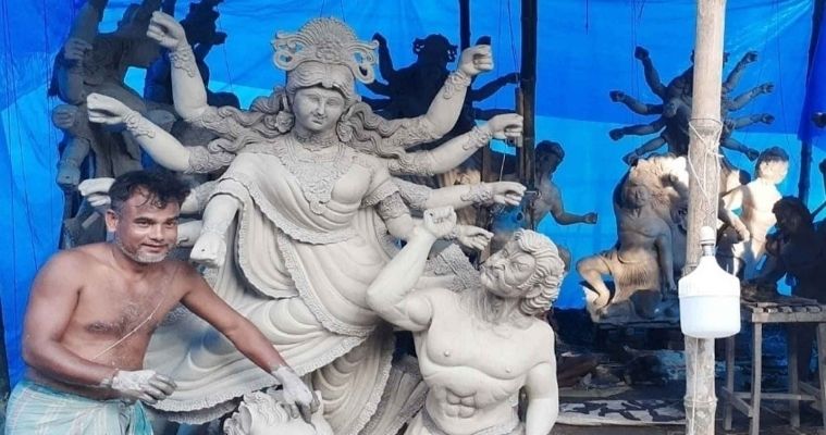 কুড়িগ্রামে প্রতিমা তৈরিতে ব্যস্ত মৃৎশিল্পীরা