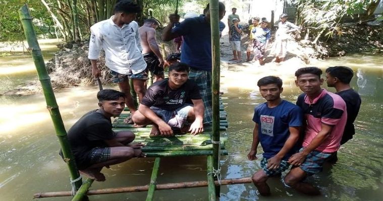 ১৫ হাজার মানুষের দূর্ভোগ কমাতে বাঁশের সাঁকো তৈরি করেছে শিক্ষার্থীরা