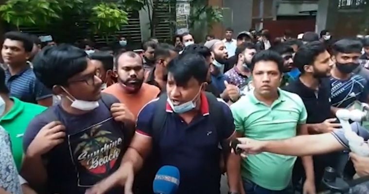 ইভ্যালির রাসেলের বাসার সামনে গ্রাহকদের ভিড়