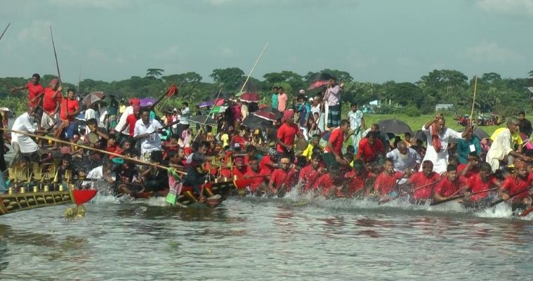 ফরিদপুরে আবহমান গ্রাম বাংলার নৌকাবাইচ অনুষ্ঠিত, দর্শকের ভিড়