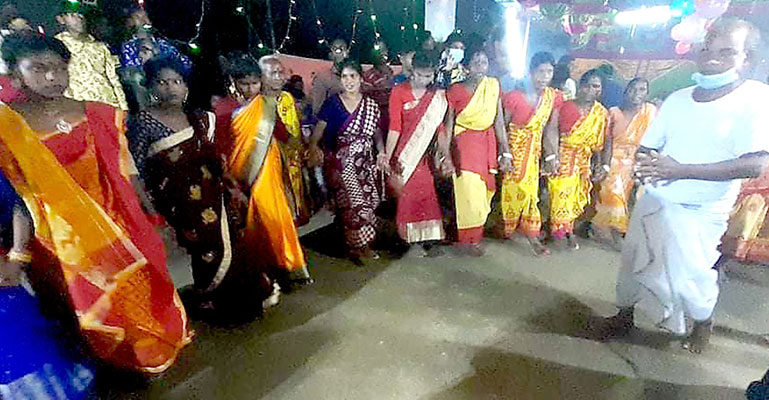 নাচে-গানে ওঁরাও সম্প্রদায়ের ‘কারাম উৎসব’ উদযাপন