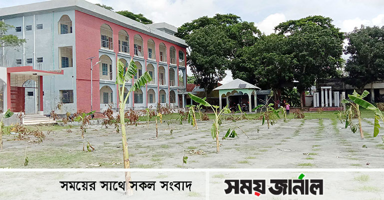 কলা গাছ রোপন করে বিদ্যালয়ের মাঠ দখল!