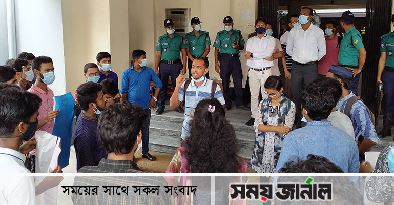 রাবিতে হল ও ক্যাম্পাস খোলার দাবিতে বিক্ষোভ