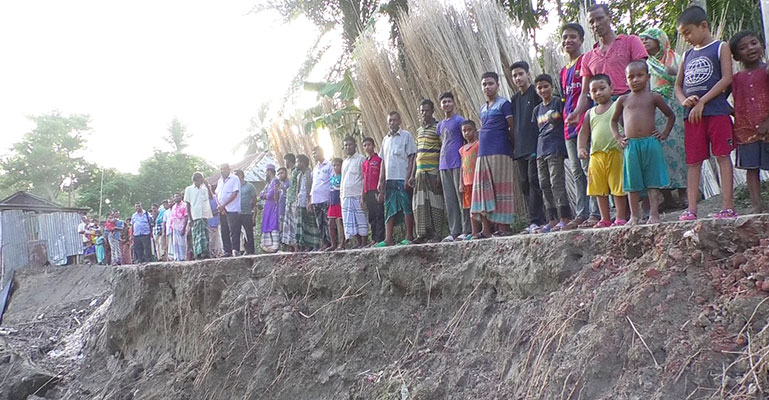 বড়াইগ্রামে ভাঙ্গা রাস্তা সংস্কারের দাবিতে মানববন্ধন