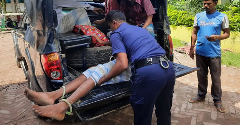নোয়াখালীতে আসামিবাহী গাড়িতে সিলিন্ডার বিস্ফোরণ, দগ্ধ ২ পুলিশ সদস্য