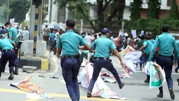 ই-অরেঞ্জ গ্রাহকদের বিক্ষোভ মিছিলে পুলিশের লাঠিচার্জ