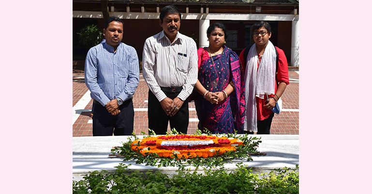 বঙ্গবন্ধুর সমাধিতে গণযোগাযোগ অধিদপ্তরের মহাপরিচালকের শ্রদ্ধা