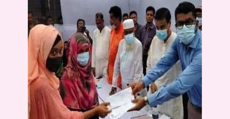 নোয়াখালীতে বিদ্যুৎস্পৃষ্টে নিহত ৪ পরিবার পেল চাকরি ও আর্থিক সহায়তা