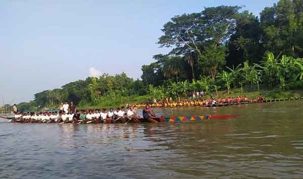 ফরিদপুরের বোয়ালমারীতে ঐতিহ্যবাহী নৌকা বাইচ অনুষ্ঠিত