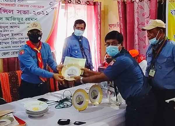 মোড়েলগঞ্জে সিএনসি’র অ্যাওয়ার্ড পেলেন অধ্যাপক জাকির