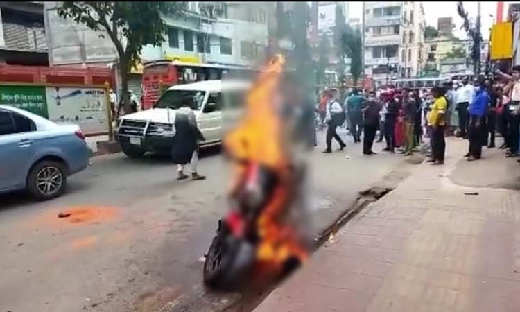 পুলিশের সামনেই নিজের বাইকে আগুন দিলেন পাঠাও চালক