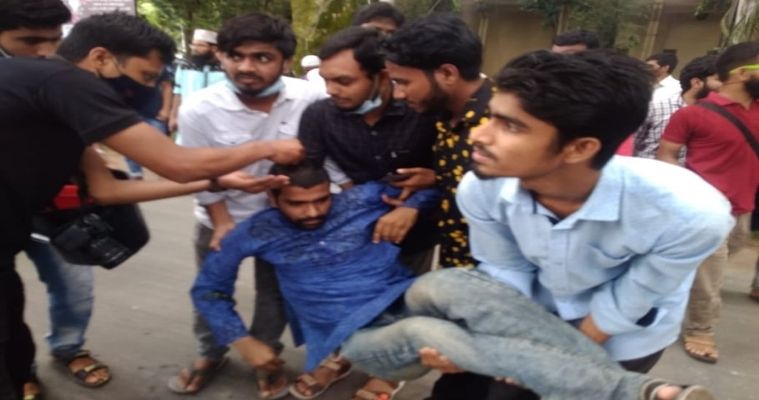 মানববন্ধনে বক্তব্য দিতে গিয়ে অসুস্থ রাবি শিক্ষার্থী