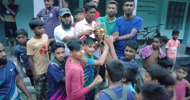 অনলাইন গেম ছাড়ি ফুটবল নিয়ে মাঠে ফিরি