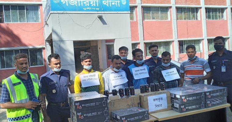 গজারিয়ায় ৮৫০ ক্যান বিয়ার ও প্রাইভেটকারসহ ৪ জন গ্রেফতার