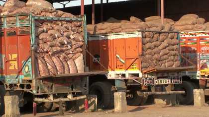 হিলি স্থলবন্দরে পেঁয়াজের দাম বেড়েছে  ১০ থেকে ১২ টাকা