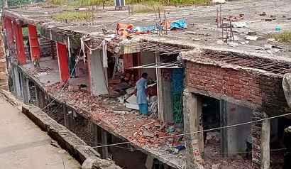 কাদের মির্জার বিরুদ্ধে আদালতের নিষেধাজ্ঞা অমান্য করে  মার্কেট ভাঙ্গার অভিযোগ