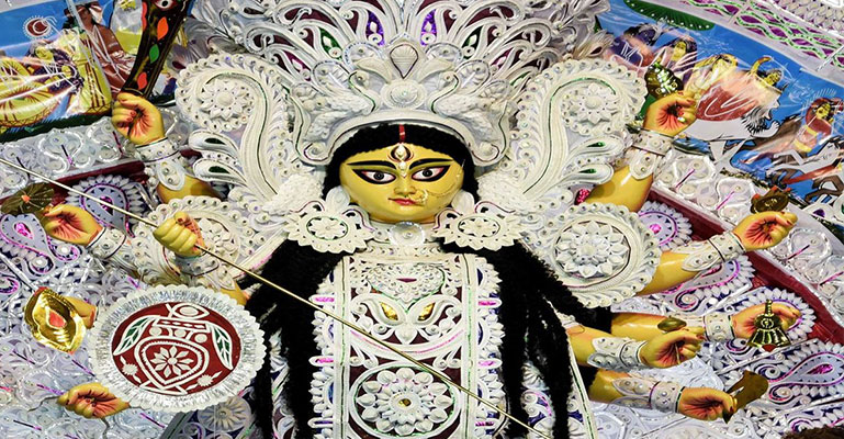 গোপালগঞ্জে শেষ রং তুলির আঁচড়ে দূর্গা মায়ের মুখে হাসি