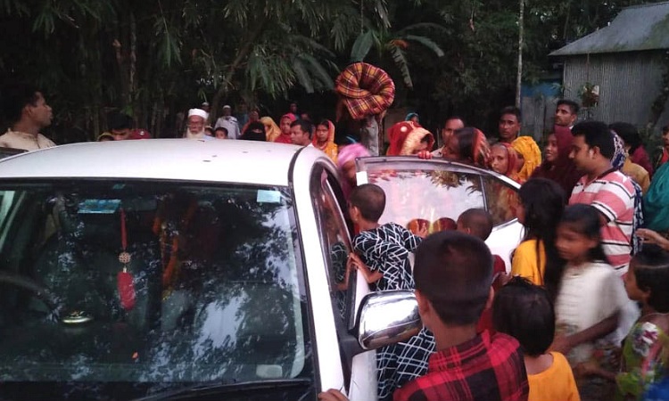 প্রেমিকার বিয়ের অনুষ্ঠানে প্রেমিকের বিষপান