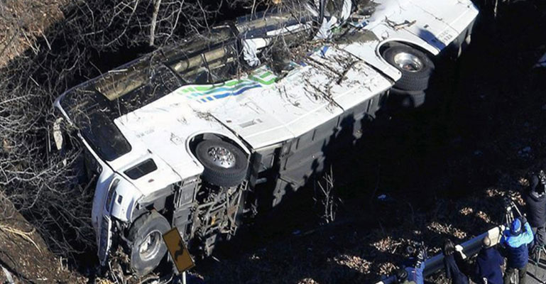 নেপালে নিয়ন্ত্রণ হারিয়ে এক হাজার ফুট নিচে বাস, নিহত ৩২