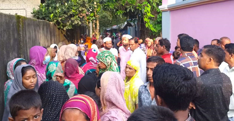 মিরসরাইয়ে একই পরিবারের ৩ জনকে গলা কেটে হত্যা