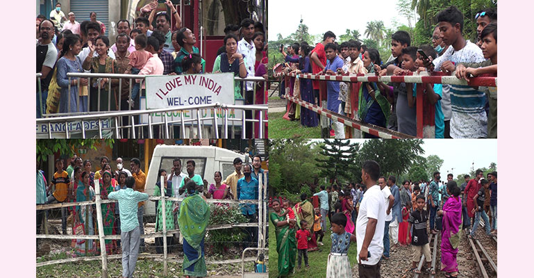 দুর্গাপূজাকে ঘিরে হিলি সীমান্ত গেটে দর্শনার্থীদের ভিড়