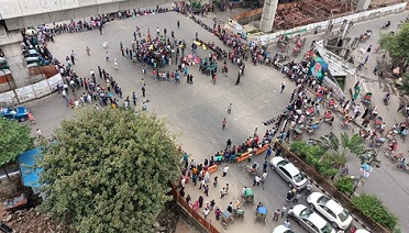 শাহবাগে সড়ক অবরোধ করে শিক্ষার্থীরা