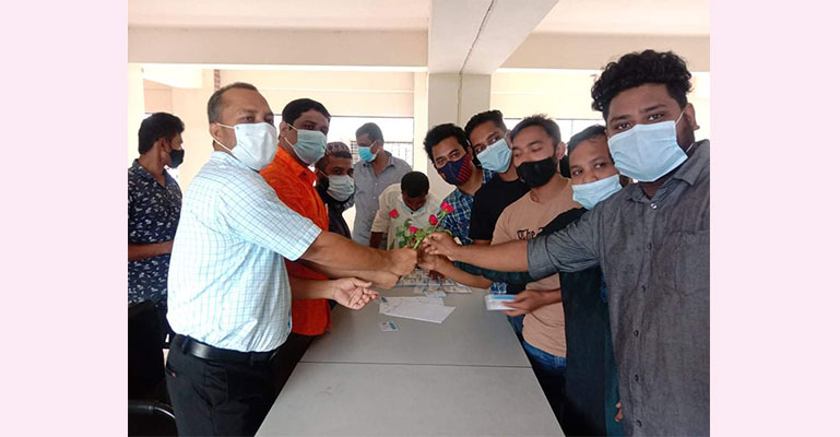 ফুল ও মাস্ক উপহার নিয়ে হলে উঠলো হাবিপ্রবি শিক্ষার্থীরা